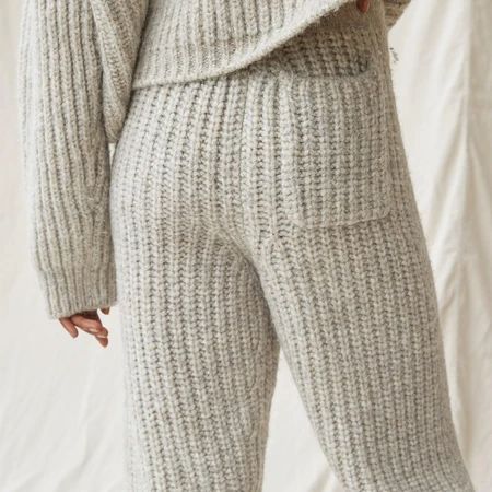 Luxury Sleepwear, Silk Tee, Cozy Pants, Chunky Knits, Design Moda, Warm Pants, Sweater Outfit, Loungewear Luxury, Chunky Wool