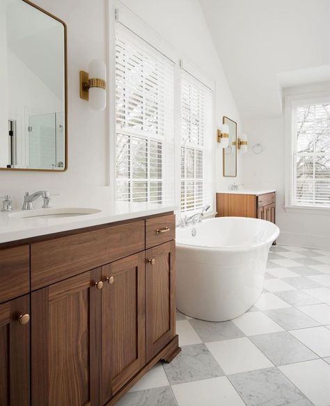 Kardinia Interior Design on Instagram: “Sunday inspiration. I am and will always be a big fan of marble checkerboard tile floors 🤍 Design by @koenigbuilding Photography by…” Walnut And Marble Bathroom, Checkered Floor Master Bath, Marble Checkered Floor Bathroom, Checkered Floor Bathroom, Transitional Guest Bathroom, Marble Tile Bathroom Floor, Checkerboard Tile, Walnut And Marble, Marble Bathroom Floor