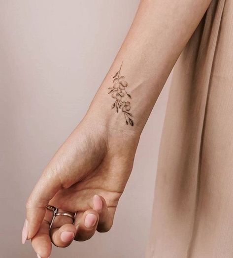 Tattoo Wrist For Women, Floral Wrist Tattoo, Pols Tattoo, Marathon Tattoo, Small Flower Tattoo, Inner Wrist Tattoos, Delicate Tattoos For Women, Tiny Flower Tattoos, Carnation Tattoo