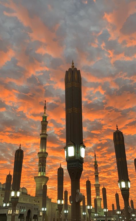 Medina Islam, Medina Saudi Arabia, Qur'an Photography, Mecca Wallpaper, Beautiful Mosques, Sunset Wallpaper, Sacred Places, Islamic Wallpaper, World Pictures