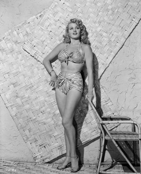 Shelley Winters Laraine Day, Bath Suits, Shelley Winters, Hollywood Photography, Inspired Photoshoot, Vintage Stripes, Body Fashion, Retro Beauty, Classic Movie Stars