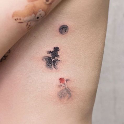 Drawing Goldfish, Small Fish Tattoos, Goldfish Tattoo, Circle Tattoos, Wolf Tattoo Design, Sunflower Tattoos, Sleeve Tattoos For Women, Elegant Tattoos, Friend Tattoos