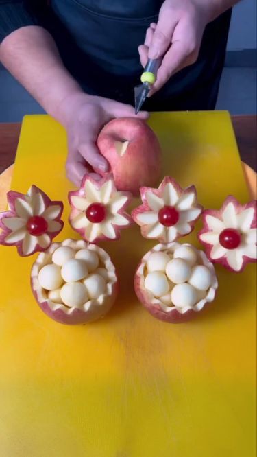 Creative Vegetable Presentation, Fruit Garnish Ideas, Vegetable Carving Ideas, Food Carving Ideas, Apple Food Art, Fruit Carving Ideas, Food Art Ideas, Deco Fruit, Fruit Garnish