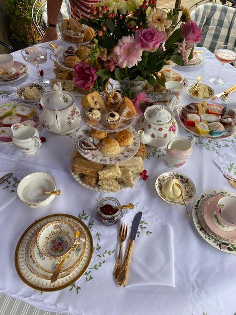 Girly Tea Party, Bridgerton Tea Party, Tea Party Aesthetic, Tea Party Birthday Ideas, Vintage Afternoon Tea, Lizzie Hearts, Princess Tea Party, Unique Tea, Vintage Tea Party