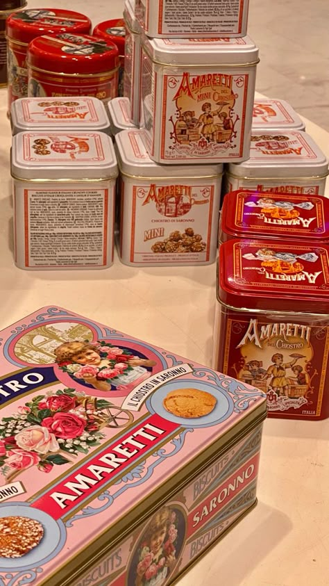 Tin Of Cookies, Vintage Snack Packaging, Tin Box Packaging, Vegetarian Party Food, Tin Packaging, Bake Sale Packaging, Cottagecore Life, Biscuits Packaging, Vintage Sweets