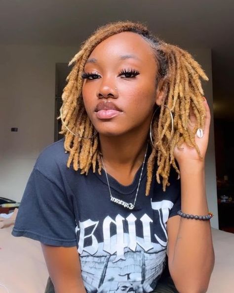 Queen Tee ✨ on Instagram: "Think this my new “go to” hairstyle.😍 Video screen Shots for the win! #locs #locstylesforwomen #womenwithlocs #loclady #locsandmelanin #locjourney #locdhaircommunity #loccommunity #naturalhairstyles #naturalhair #dreads #dreadlocks #dreadlocs #dreadlocstyles #locs_18 #locqueensrock #locgoddess" Blonde Tips On Locs, Bleached Locs Black Women, Short Blonde Locs, Blonde Locs Black Women, Blonde Locs, Blonde Dreadlocks, Feminine Hairstyles, Blonde Dreads, Short Locs Hairstyles