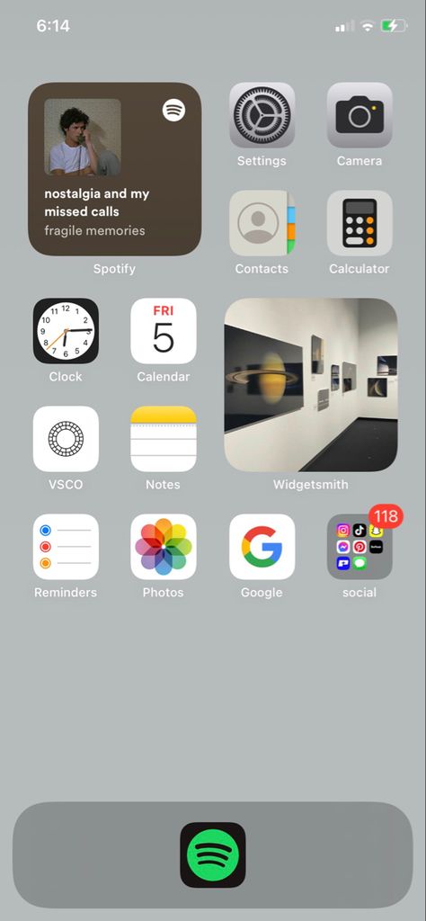 Phone Organization Home Screen Aesthetic Iphone Minimalist, Iphone Layout Widget, Ideas For Homescreen Iphone, Simplistic Home Screen, Cool Iphone Home Screen Layout, Home Screen Layout Iphone Minimalist, Iphone Layouts Simple, Homescreen Setup Iphone, Minimalistic Iphone Layout