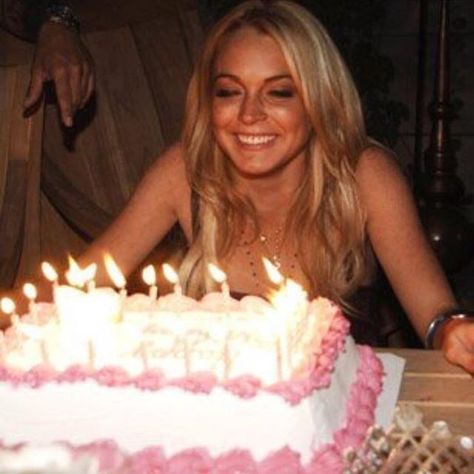 Happy birthday @lindsaylohan.  From all your #lilolovers muah 2000s Party, Bday Girl, Lindsay Lohan, Paris Hilton, Birthday Photoshoot, Princess Birthday, 18th Birthday, Mean Girls, Let Them Eat Cake