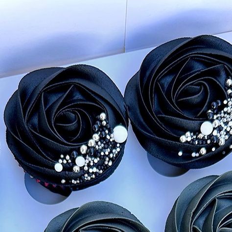 Black Flower Cupcakes, 19 Bday, Gothic Birthday Cakes, Rosette Cupcakes, Black Cupcake, Gothic Birthday, Black Cupcakes, Decorated Cupcakes, Baby Backdrop