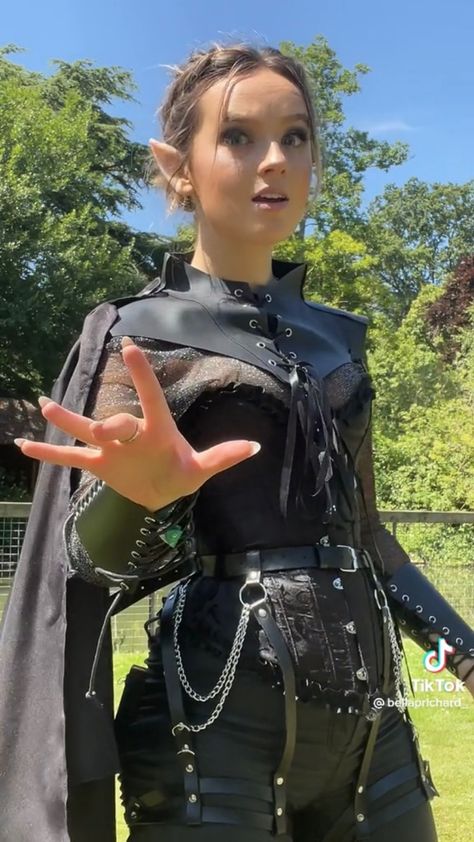 Ren Faire Leather Armor, Ren Faire Rogue Costume, Ren Faire Female Rogue, Ren Faire Outfits Assassin, Assasin Ren Faire, Leather Ren Faire Outfit, Rouge Cosplay Dnd, Ren Faire Outfits Ranger, Vampire Ren Faire Outfit