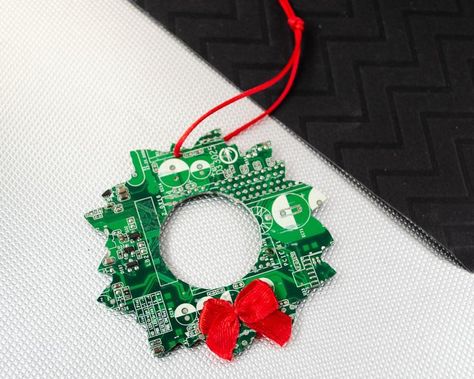 Gamer Christmas Decorations, Circuit Board Jewelry, Single Wreath, Science Christmas, Computer Science Gifts, Geeky Christmas, Beer Bottle Cap Crafts, Computer Recycling, Bow Dresses