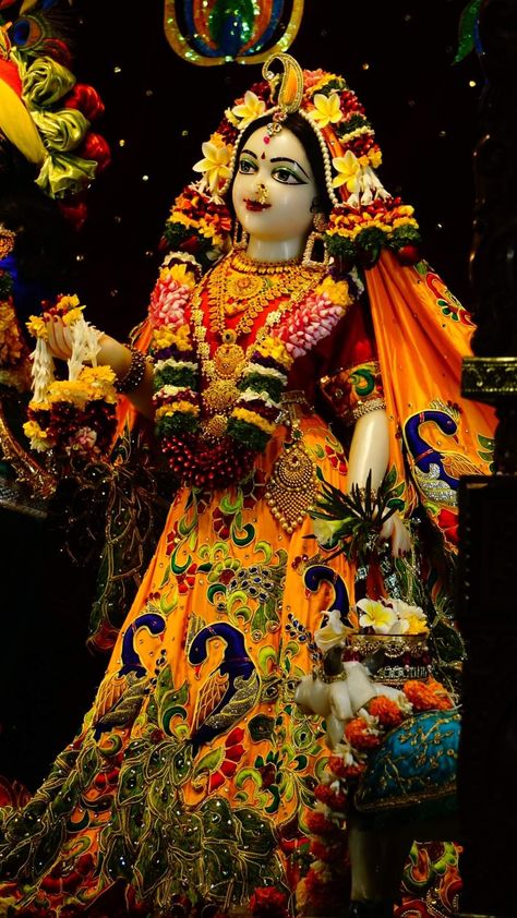 Radha Rani Murti, Radha Rani Image, Live Fish Wallpaper, Radha Radha, God Wallpaper, Indian Flag Wallpaper, Krishna Hd, Radha Painting, Beautiful Love Images