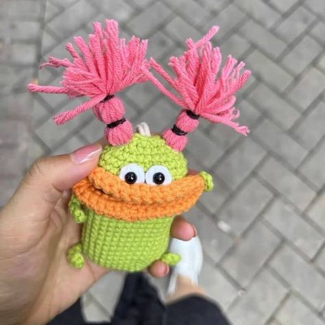 Ugly Crochet, Yarn Ideas, Crochet Braid Styles, Ugly Dolls, Crochet Braid, Key Holders, Crochet Bracelet, Fun Crochet Projects, Key Cover