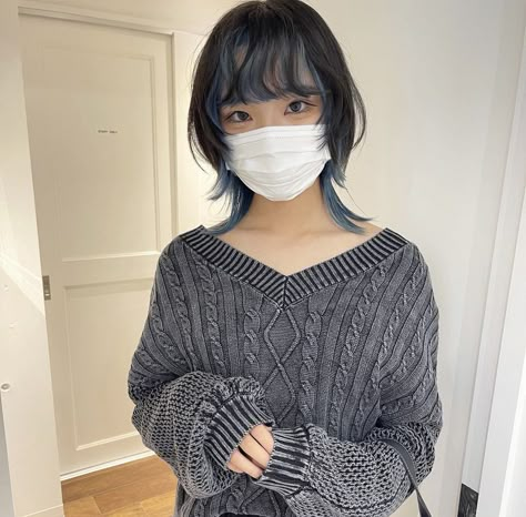 Inside Hair Dye, Peekaboo Bangs, Asian Mullet, Middle Length Hair, Unnatural Hair Color, Peekaboo Color, New Year Hairstyle, Hair Arrange, Mixed Hair