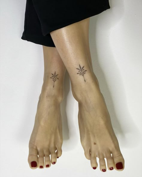 Front Ankle Tattoos, Ankle Tattoo Designs, Petit Tattoo, Ankle Tattoos For Women, Foot Tattoos For Women, Handpoke Tattoo, Small Pretty Tattoos, Petite Tattoos, Classy Tattoos