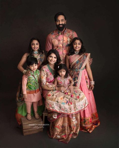 Matching Dress For Family, Family Matching Outfits Indian, Mom Daughter Matching Dresses, Mom Daughter Outfits, Bride Hairstyle, Mother Daughter Fashion, Kids Ethnic Wear, Kids Dress Collection, Mom And Daughter Matching