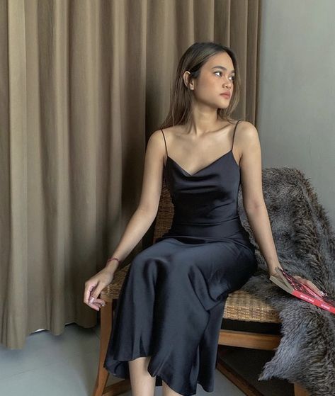 Black Satin Dress Outfit Classy, Prom Dress Basic, Black Silk Dress Aesthetic, Satin Dress Outfit, Black Dresses Classy, Long Sleeve Dress Formal, Black Dress Formal, Black Satin Dress, Ankle Length Dress