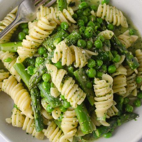 Green Pesto Pasta, Fusilli Pasta Recipe, Basil Pesto Pasta, Pesto Pasta Recipe, Vegan Fried Chicken, Pasta With Peas, Pea Pesto, Green Pasta, Pastas Recipes