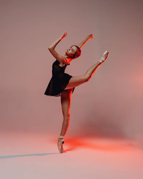 Eva Nys on Instagram: “Heading into the weekend with a good attitude, not as good as @ambernovella tho 💅🏻 #evanysphotography” Eva Nys Photography, Amber Skaggs, Jazz Dance Poses, Modern Dance Photography, Dancing Pictures, Ballet Photoshoot, Dancing Photos, Dancing Poses, Dance Photoshoot