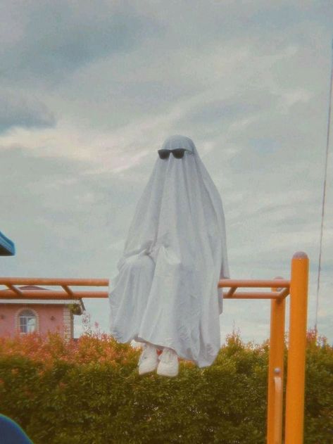 Easy Ghost Costume, Ghost Photoshoot Ideas, Best Kids Halloween Costumes, Ghost Shoot, Halloween Photo Shoots, Fotos Halloween, Sheet Ghosts, Ghost Trend, Spooky Photoshoot