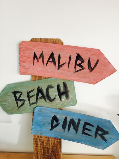 Cardboard signpost for Beach Boys themed party The Beach Boys / Party / Surf / 60s / Retro / Theme California Party Theme, Vintage Beach Party, 60s Beach, Surfer Party, 1954 Birthday, Surf Birthday, Nikki Baby, Goodbye Party, Surf Party