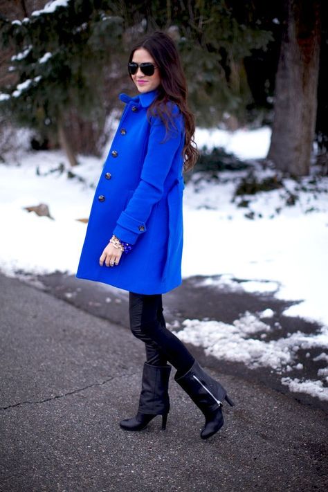 5e76bef6e019b2541ff53db39f407a98 Blue Winter Coat, Subtle Ombre, Cool Winter, Classic Style Outfits, Bright Fashion, Bright Winter, Blue Coat, Blue Coats, Type 4