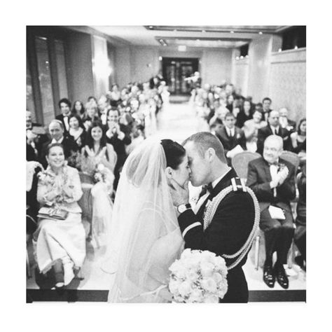 First Kiss Picture, Friends Kiss, Wedding Picture List, First Kiss Wedding, Pictures Friends, Kiss Pictures, Photography Examples, Wedding Picture Poses, Wedding Kiss