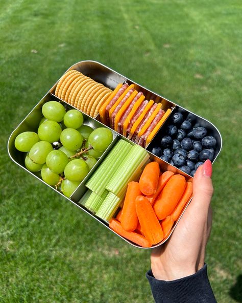 🌟 Snack attack? We've got you covered! This gorgeous bento box is packed with colorful, delicious goodies that make lunchtime both fun and nutritious. Lunches Under 300 Calories, Packable Lunches, Husband Lunch, Adult Lunchables, Kids Lunch Box Meals, High Protein Snack, Kid Meals, School Lunch Recipes, Meal Prep Snacks