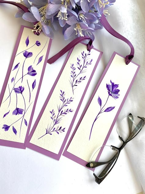 Purple Bookmark, Handmade Bookmarks Diy, Penanda Buku, Creative Bookmarks, Seni Dan Kraf, Bookmark Craft, Watercolor Bookmarks, Flower Bookmark, Quilted Christmas Ornaments