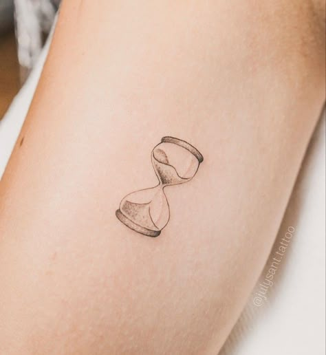 Small Hour Glass Tattoos For Women, Small Clock Tattoo, Simple Hourglass Tattoo, Hourglass Tattoo Feminine, Tattoo Cafe, Promise Tattoo, Beginner Tattoos, Hourglass Tattoo, Libra Tattoo