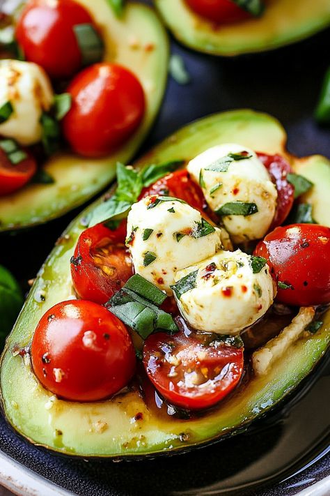 Stuffed Avocado Recipes, Avocado Stuffed, Stuffed Avocado, Avocado Recipe, Pesto Cheese, Tomatoes Mozzarella, Dessert Smoothie, Tomato Mozzarella, Bread Snacks