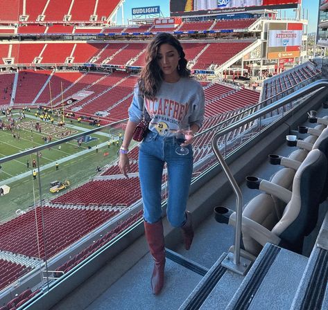 Winter Game Day Outfit Football, Football Game Outfit Fall, 49ers Outfit, Olivia Culpo Style, Girly Games, Football Wags, Game Outfit, Football Game Outfit, Olivia Culpo