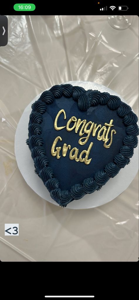 Simple Grad Cake, Grad Cakes For Boys, Simple Graduation Cakes, College Graduation Cakes, Grad Cakes, Grad Cake, Cake Classes, Prom Inspo, Class Of 2023