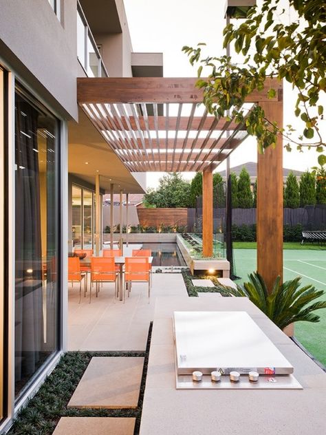 Linear design Slatted Screen, Modern Pergola Designs, Modern Pergola, Minimalist Garden, Wood Pergola, Pergola Design, Modern Landscape Design, Contemporary Garden, Pergola Patio