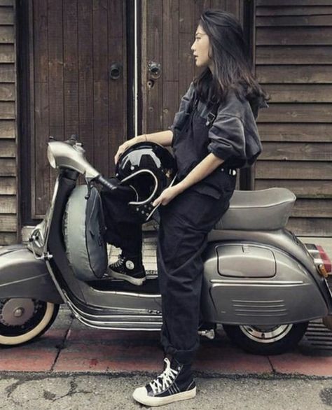 Custom Bikes Cafe Racers, Classic Vespa, Vespa Girl, Motorcycle Aesthetic, Motorcycles And Scooter, Vespa Lambretta, Vespa Vintage, Scooter Girl, Vespa Scooters