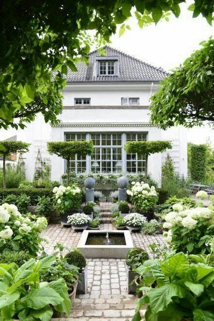 Formal white garden: sunken garden by Claus Dalby Kolam Air, Exquisite Gardens, Sunken Garden, Formal Garden, Moon Garden, Formal Gardens, White Gardens, Gorgeous Gardens, Courtyard Garden