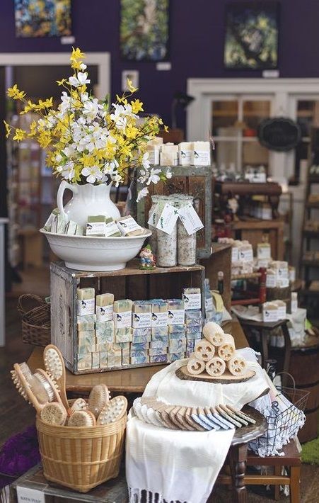 Bath Display, Gift Shop Interiors, Gift Shop Displays, Farmers Market Display, Soap Display, Store Design Boutique, Boutique Decor, Market Displays, Candle Store