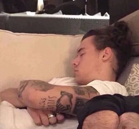 Harry // leaked photo from Anne's (Harry's mum) iCloud Harry Styles Sleeping, Harry Styles Hair, Harry Styles Cute, Haikou, Cameron Dallas, Harry Styles Wallpaper, Harry Styles Pictures, Harry Styles Photos, One Direction Pictures