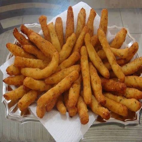 BASTONCINI DI PATATE AROMATIZZATE, croccanti Brazilian Food, Portuguese Recipes, French Fries, Finger Foods, Food Hacks, Street Food, Italian Recipes, Food Inspiration, Food Videos