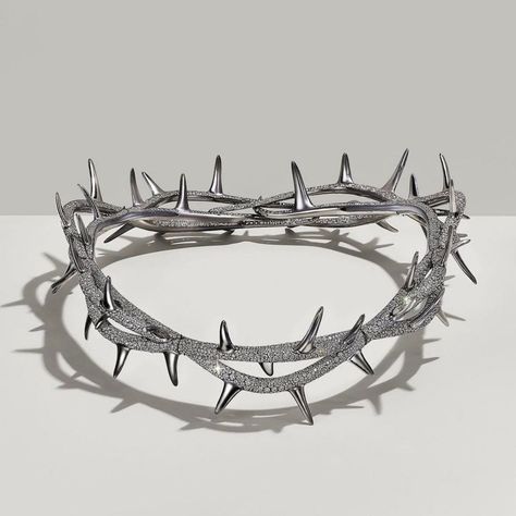 𝑮𝑼𝑴 on Instagram: “kendrick lamar’s custom “crown of thorns” by tiffany & co. the crown, which is a collaboration between kendrick lamar, dave free and…” King Kendrick, Thorn Tattoo, Custom Crown, Crown Tattoo, Diamond Crown, Crown Of Thorns, Co Design, Kendrick Lamar, Tiffany And Co