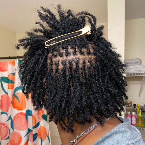 Mens Micro Locs, Microlocs Size Chart, Starter Sisterlocks On Short Hair, Medium Microlocs, Dreadlock Retwist, Loc Sizes, Diy Locs, Sister Locks Hairstyles, Micro Locks