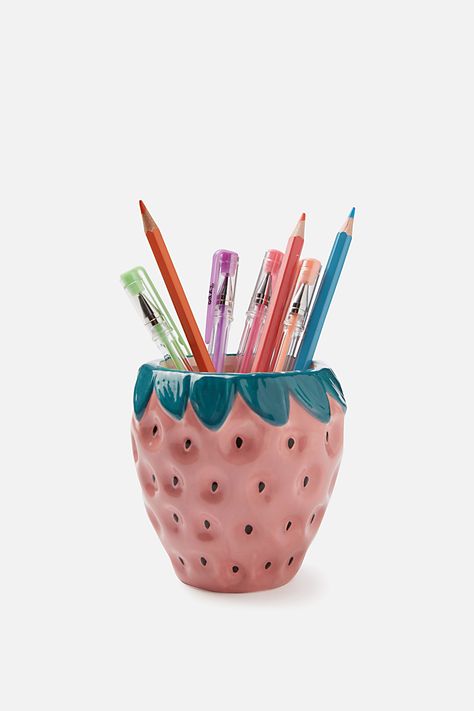 strawberry pen holder Air Dry Clay Pencil Holder, Clay Pen Holder, Clay Pencil Holder, Polymer Clay Pens, Clay Lesson, Clay Pen, Gifts Bags, Diy Air Dry Clay, Air Dry Clay Projects