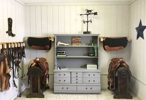 Tack Room Decor, Tack Room Ideas Western, Tack Room Organization Ideas, Western Tack Room, Tack Shed Ideas, Barn Organization, Horse Room Decor, Tack Locker, Tack Room Organization