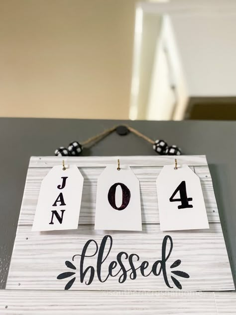 Diy Dollar Tree Calendar Crafts, Cricut Calendar Ideas, Homemade Calendar Ideas, Wood Block Calendar, Farmhouse Calendar, Diy Wall Calendar, Dollar Tree Diy Projects, Diy Xmas Decor, Sticky Wallpaper