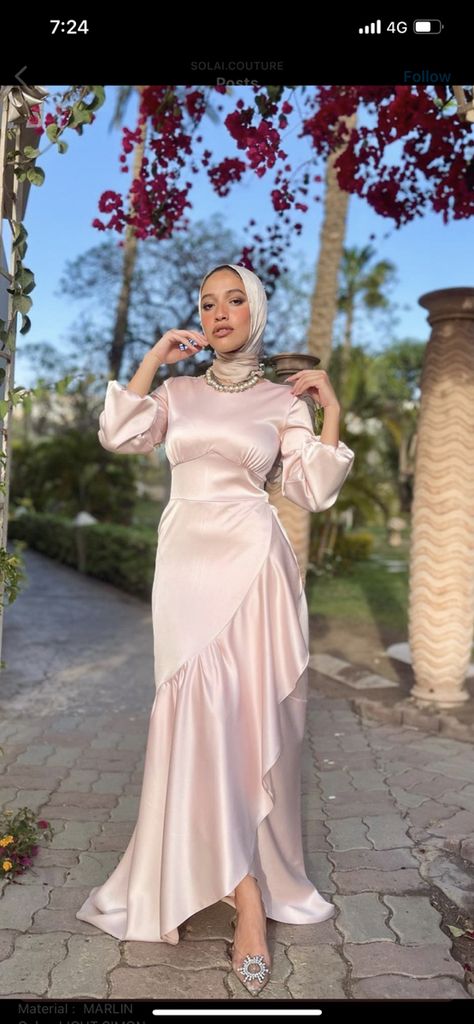 Simple Dress Hijab Soiree, Simple Soiree Dresses Hijab, Soiree Dresses For Hijab Classy, Simple Soiree Dresses, Hijabi Dresses Soiree, Modest Graduation Dress, Soiree Dresses For Hijab, Event Dresses Classy, Prom Dresses Classy