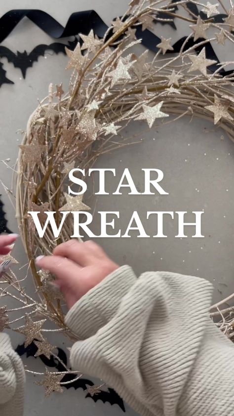 Star Wreath, Pretty Wreath, Star Garland, Zombie Halloween, Jolly Christmas, Crafting Ideas, Gold Wire, Holly Jolly, Diy Wreath