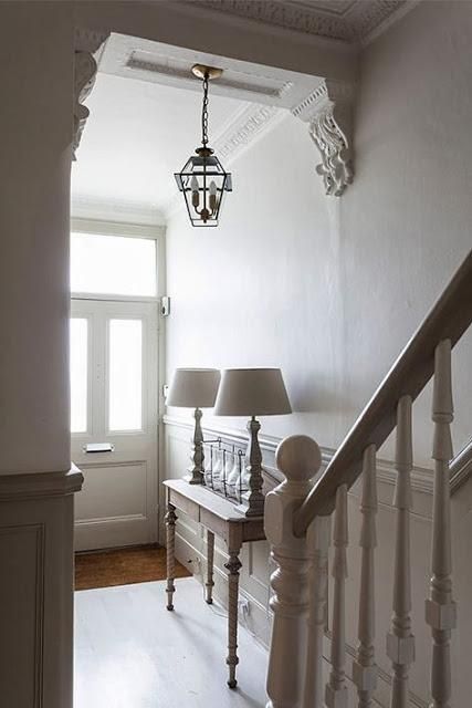 What I Love Wednesday: The MOST Amazing Home of Leopoldina Haynes - Paperblog Hallway Entry, Victorian Hallway, Hallway Colours, Narrow Hallway Ideas, Victorian Terrace House, Entry Ideas, Narrow Hallway Decorating, Modern Country Style, Cottage Shabby Chic