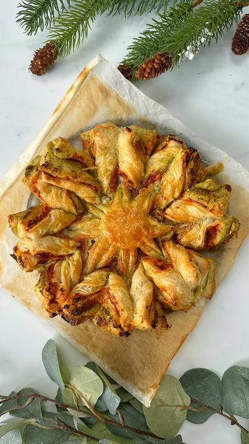 Bethany Holborn on Instagram: "PESTO PIZZA SNOWFLAKE ❄️ Tear and share recipe 🍕 You can fill these snowflakes with all sorts but I love a savoury treat so pepperoni pizza and a pesto filling was just perfect imo 👌🏽 Shout out to @dominthekitchen for the snowflake inspo and tutorial (I definitely went back to watch it a few times but it’s actually so easy!) Pesto Pizza Snowflake Ingredients 2 sheets of ready made puff pastry 1 tbsp tomato purée 1/2 tsp oregano 1/2 tsp garlic powder 1 tbsp pesto Around 7-8 slices of salami 40g cheddar cheese grated 1 egg whisked (optional egg wash) Method Preheat oven to 200c (390f) Place a small plate on one side of a sheet of puff pastry and use a sharp knife to cut around the plate. Cut off the other side of the pastry and remov Pesto Pizza, Tomato Mozzarella, Sharp Knife, Puff Pastry Recipes, Pesto Recipe, Small Plate, Egg Whisk, Egg Wash, Pastry Recipes