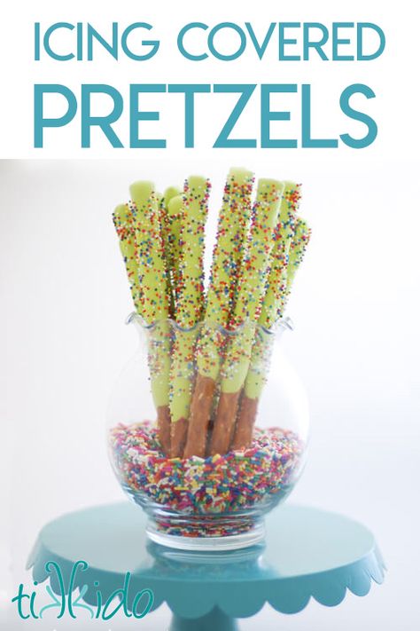 Make frosting covered pretzels, a delicious sweet and salty party treat that won't melt in the hot weather like chocolate covered pretzels! Decorated Pretzels, Make Frosting, Dipped Pretzel Rods, Pretzel Treats, Flooding Cookies, Chocolate Covered Pretzel Rods, How To Make Frosting, How To Make Icing, Salty Treats