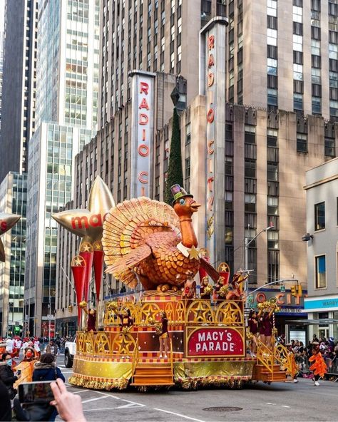 New York Thanksgiving, Thanksgiving Dining, November Holidays, New York City Aesthetic, Thanksgiving Parade, Christmas Dreaming, Autumn In New York, Thanksgiving Day Parade, Happy Thanksgiving Day